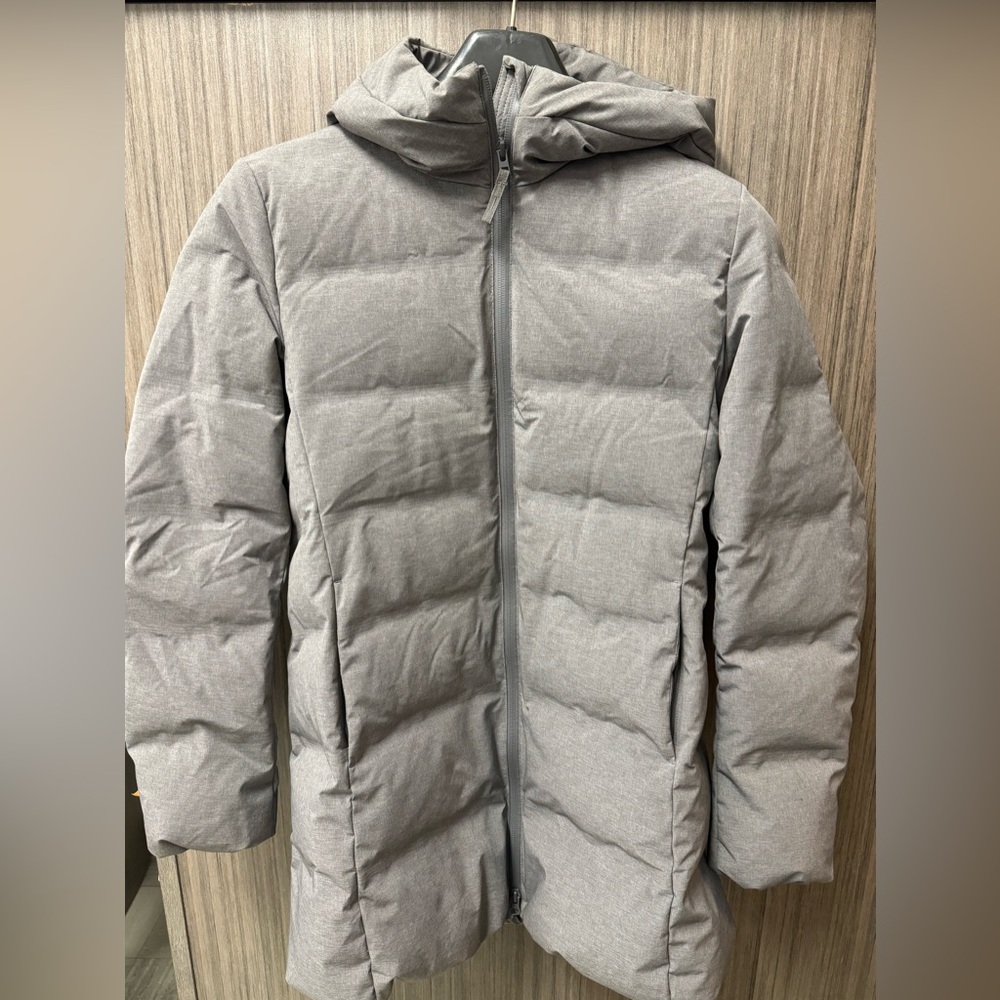 COPY - Gently-worn Uniqlo light weight puffer coat; S; Just below butt; pre-cle…